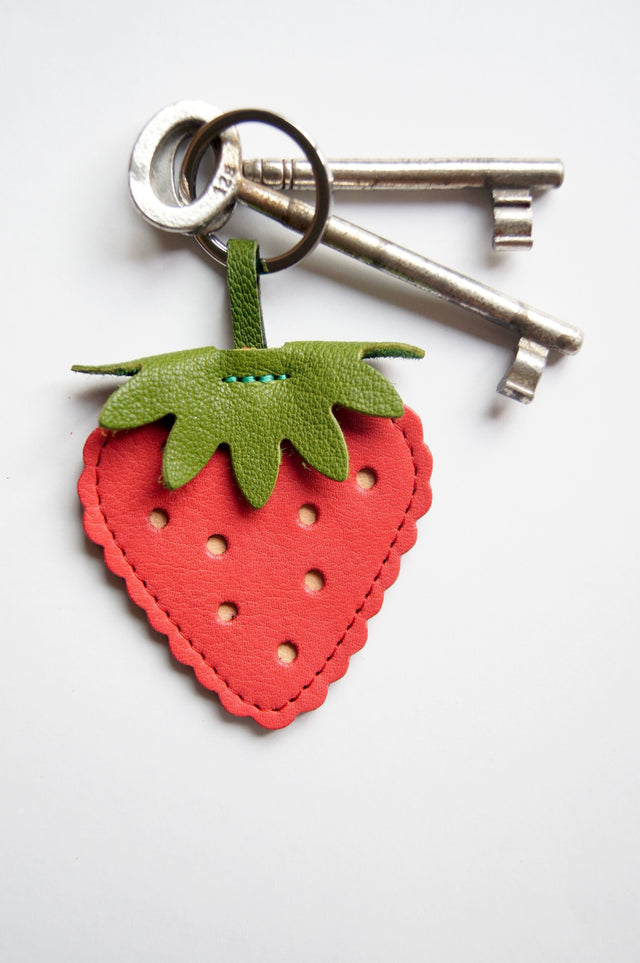 SINGLE STRAWBERRY KEYCHAIN